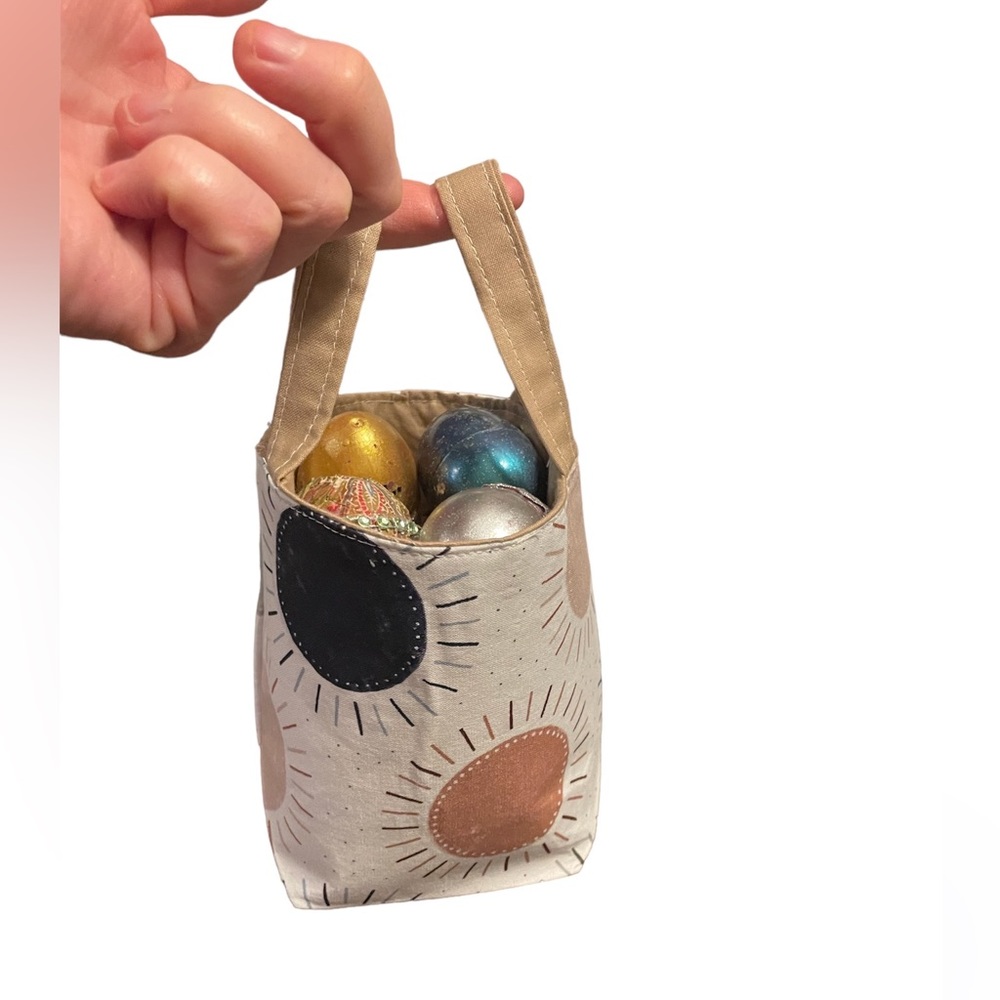 Small canvas bag. Size is approximately 5 3/4“ high x 3 3/4“ wide.